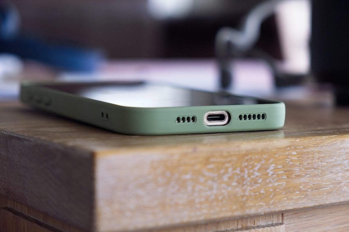 Fitbit Coach AI arriva su iPhone: l’allenatore intelligente ora parla anche iOS